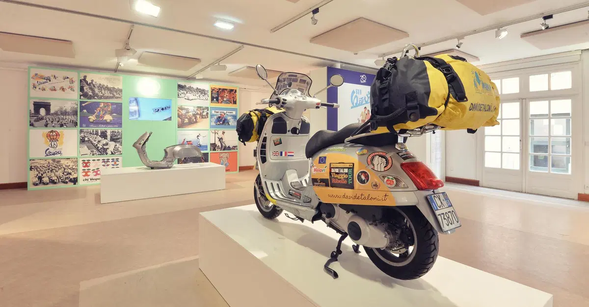 St. Tropez festeggia Vespa con la mostra "70 years young"