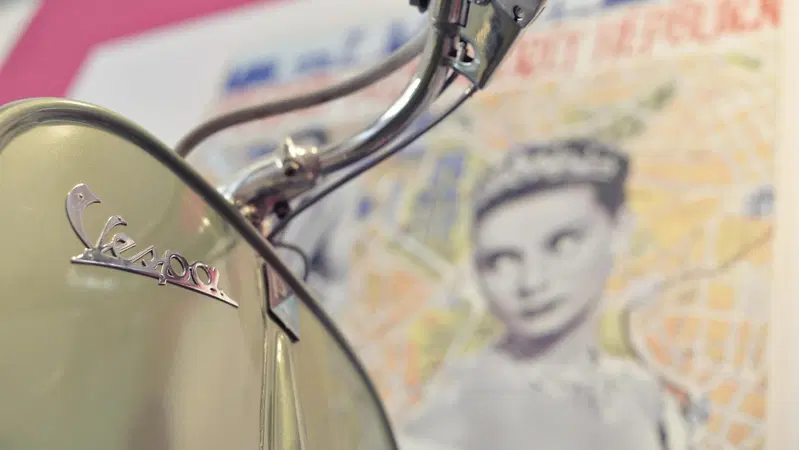 St. Tropez festeggia Vespa con la mostra "70 years young"