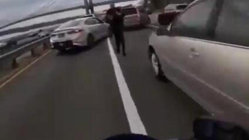 Moto fail: slalom nel traffico e spavalderia, ma poi&hellip; La Polizia! [VIDEO VIRALE]