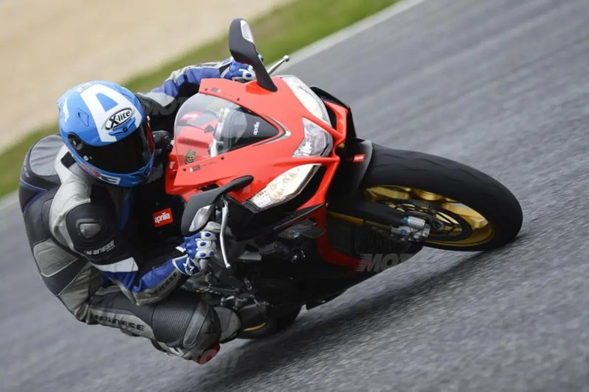 Aprilia RSV4 2013 aPRC ABS (2)