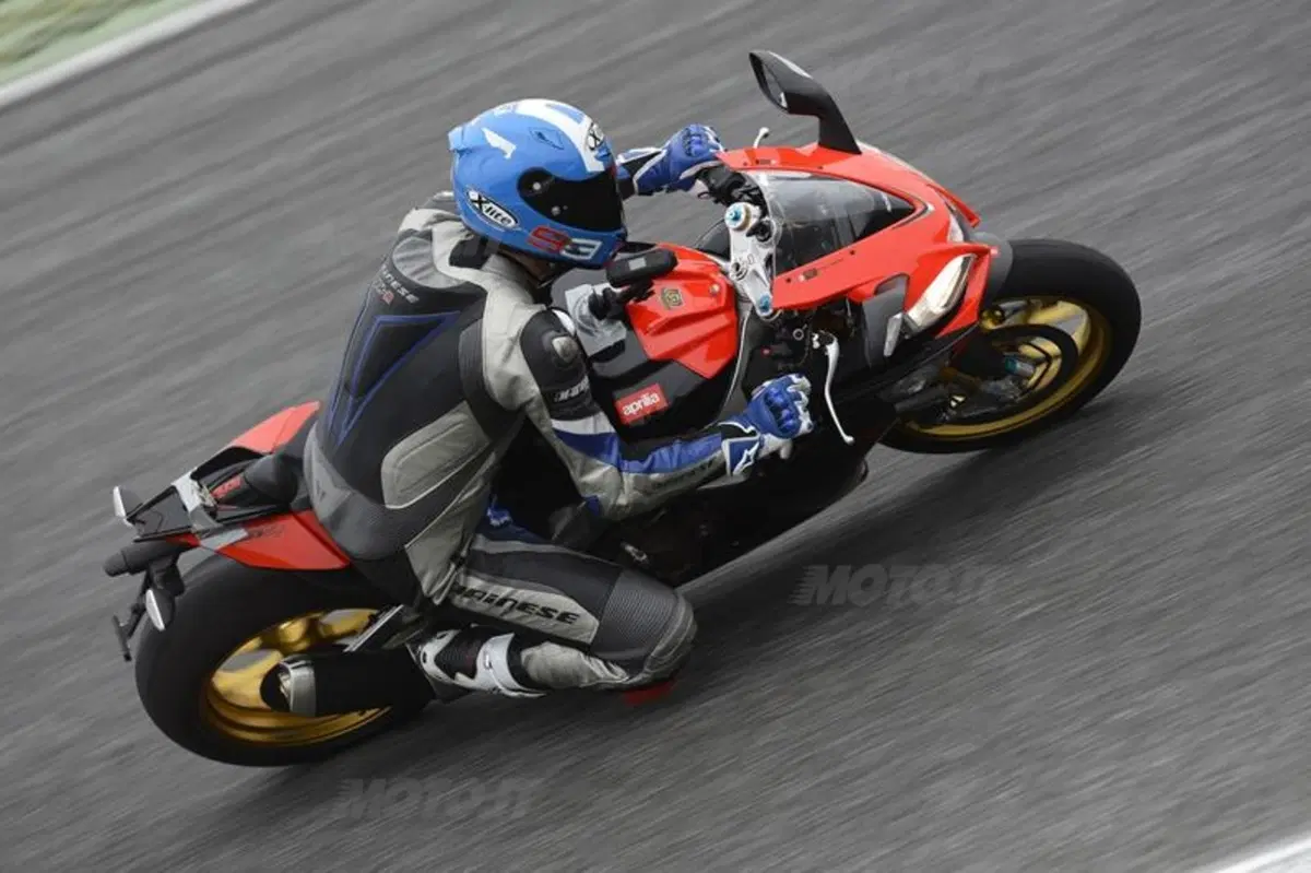 Aprilia RSV4 2013 aPRC ABS (3)