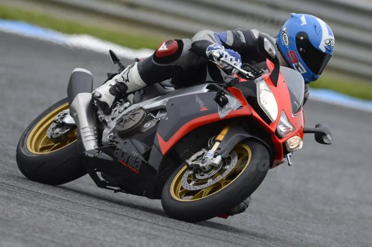 Aprilia RSV4 2013 aPRC ABS (6)