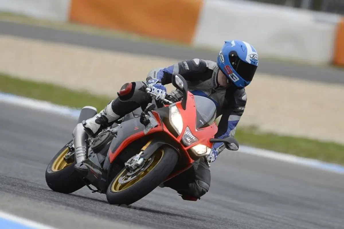 Aprilia RSV4 2013 aPRC ABS (8)