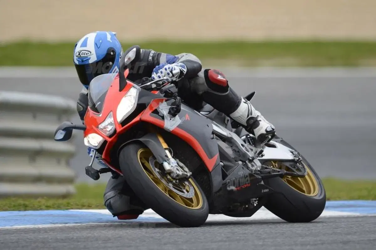 Aprilia RSV4 2013 aPRC ABS (12)