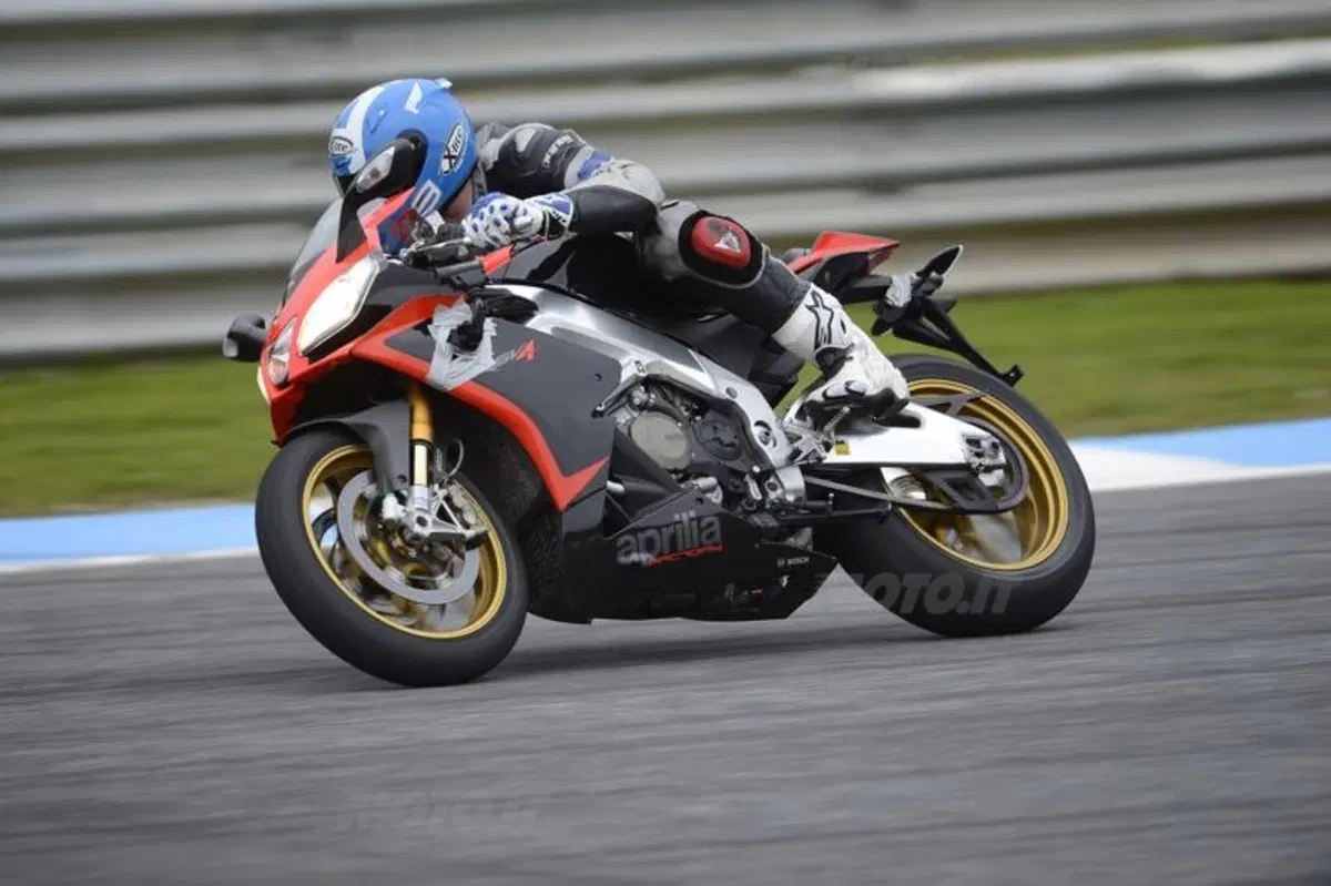 Aprilia RSV4 2013 aPRC ABS (13)