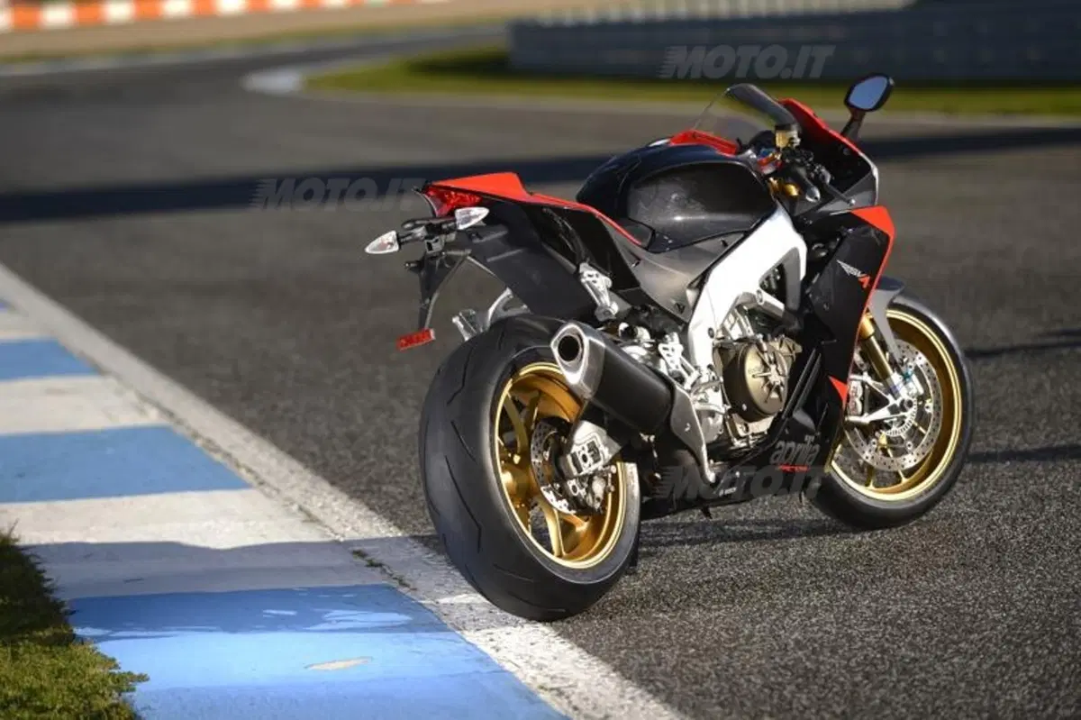 Aprilia RSV4 2013 aPRC ABS (17)
