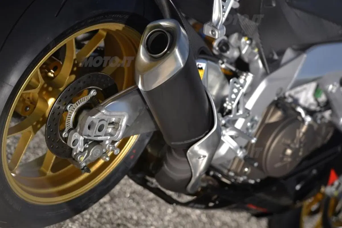 Aprilia RSV4 2013 aPRC ABS (21)