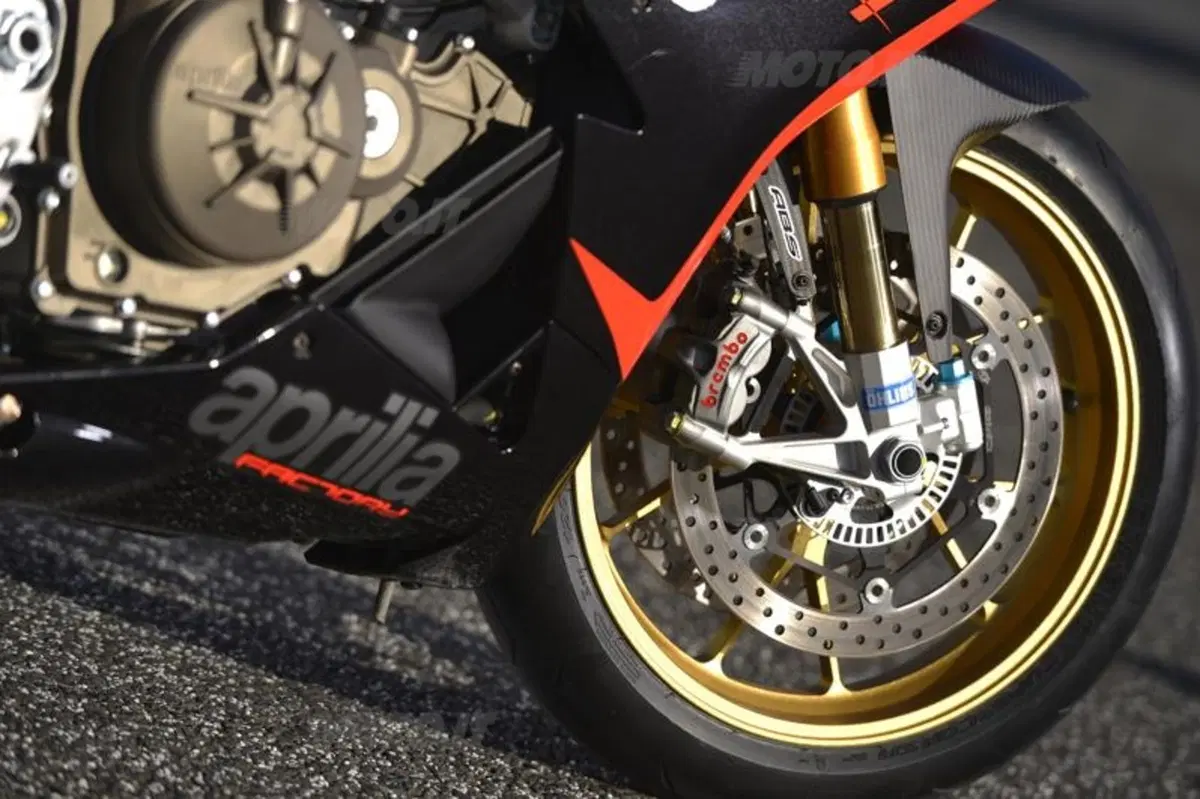 Aprilia RSV4 2013 aPRC ABS (25)