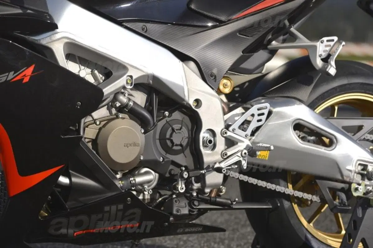 Aprilia RSV4 2013 aPRC ABS (32)