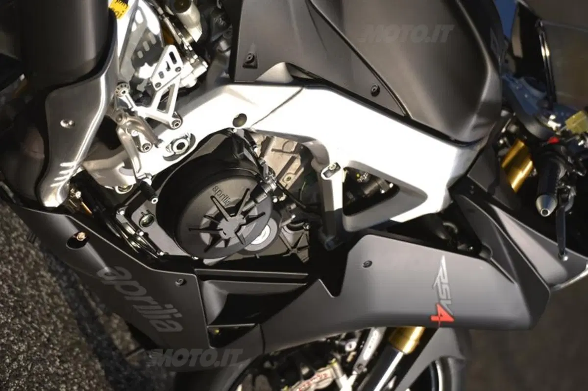 Aprilia RSV4 2013 aPRC ABS (41)