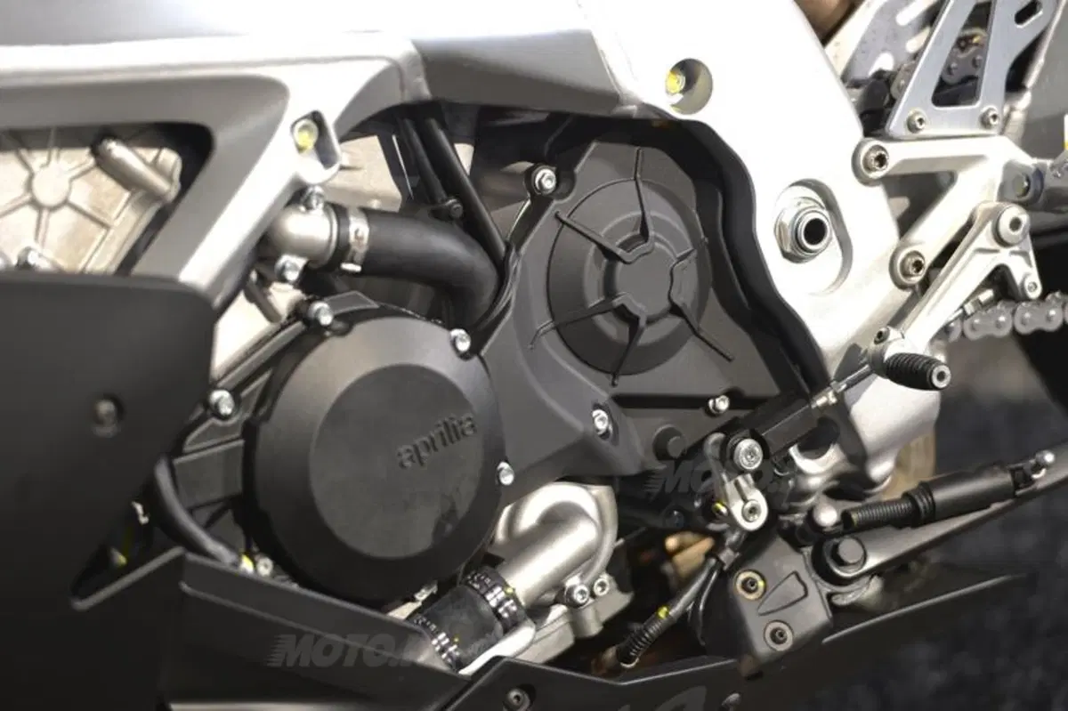 Aprilia RSV4 2013 aPRC ABS (47)