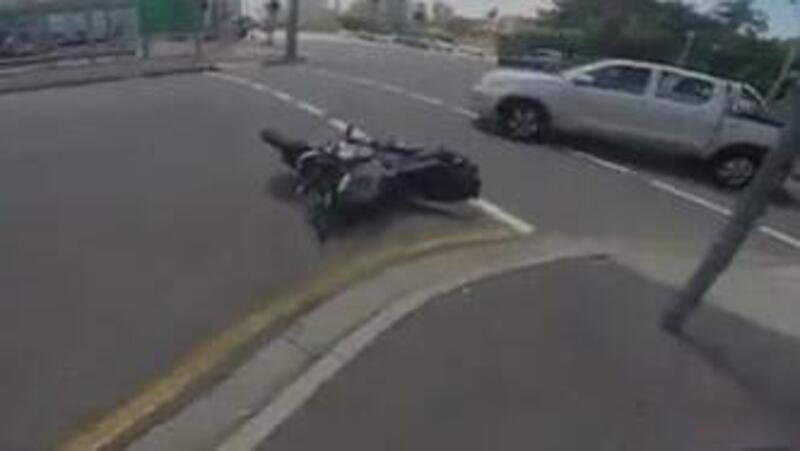 Moto crash: mai girarsi a guardare una bella donna nel traffico [VIDEO VIRALE]
