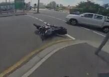 Moto crash: mai girarsi a guardare una bella donna nel traffico [VIDEO VIRALE]