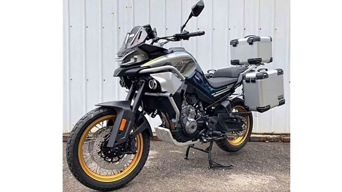 KTM intensifica i rapporti con CFMoto. E dopo il brevetto le foto della MT800 (2)