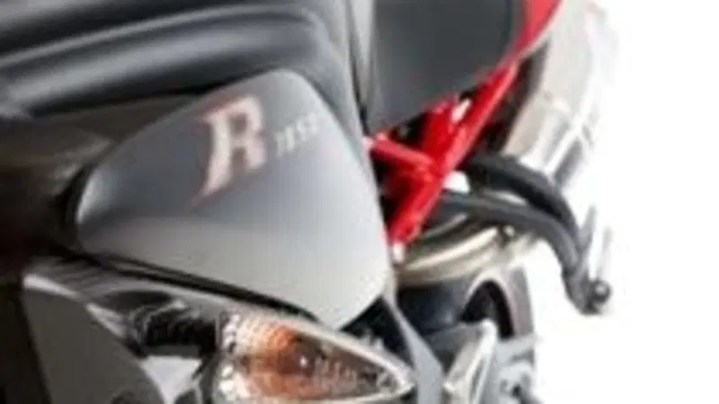 Triumph Speed Triple R "Dark", solo per l'UK