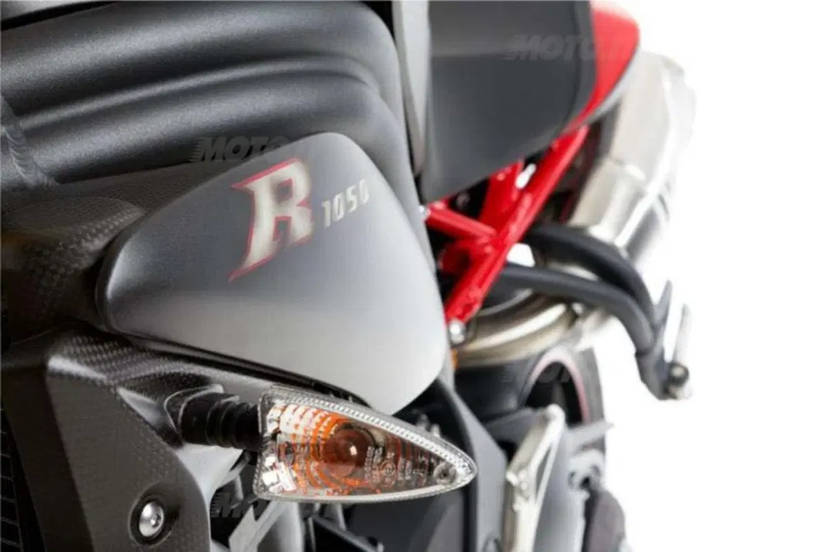 Triumph Speed Triple R "Dark", solo per l'UK (5)