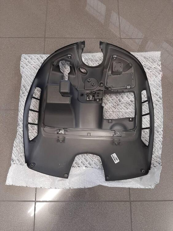 SCUDO INTERNO PER VESPA GTS 300 HPE NERO OPACO (2)