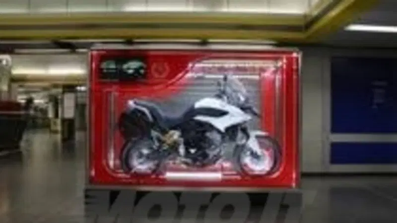 Moto Morini espone il "giocattolo" Granpasso all'aeroporto di Linate