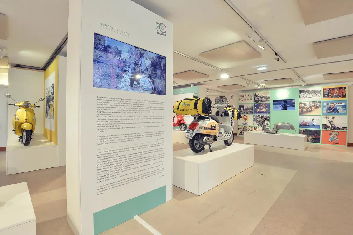 St. Tropez festeggia Vespa con la mostra "70 years young"