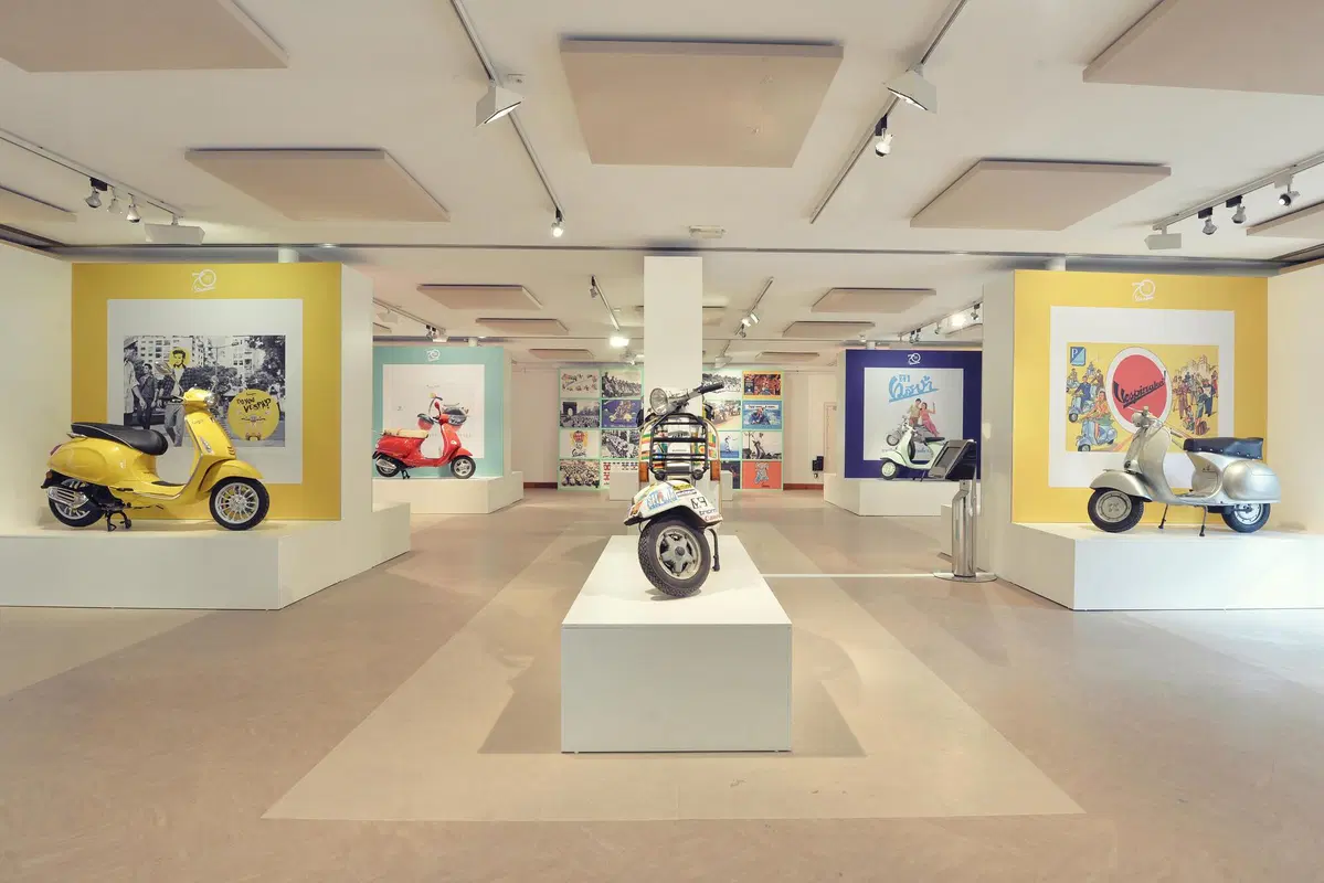 St. Tropez festeggia Vespa con la mostra "70 years young" (3)