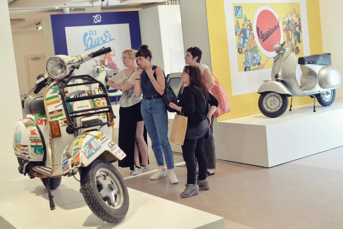 St. Tropez festeggia Vespa con la mostra "70 years young" (4)