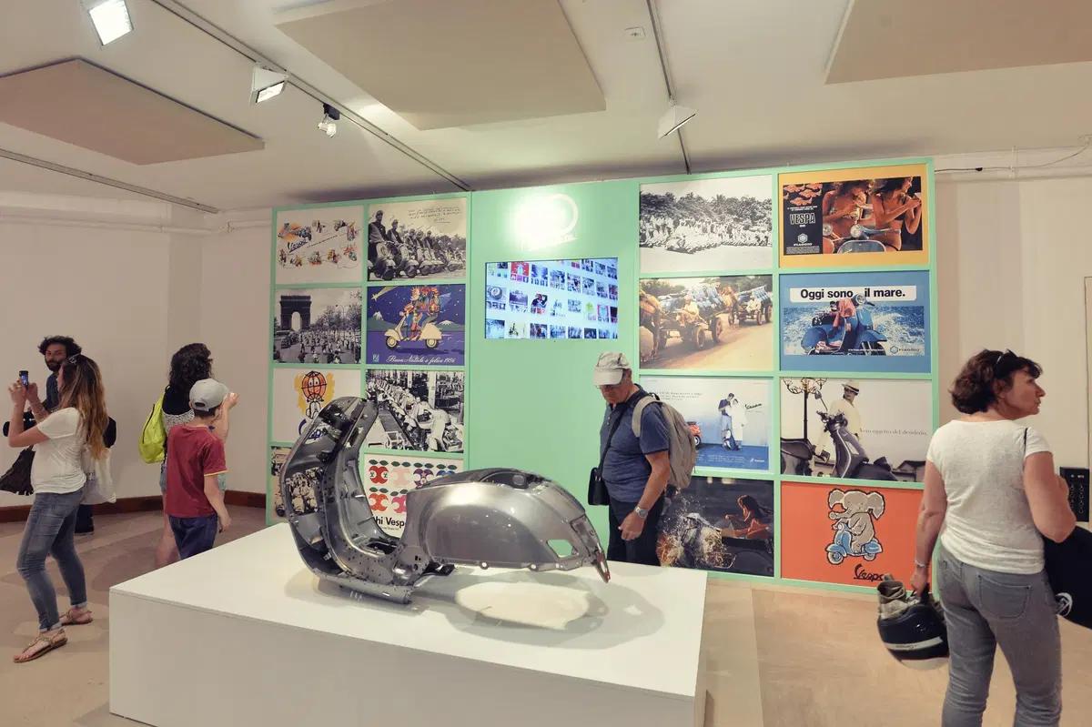 St. Tropez festeggia Vespa con la mostra "70 years young" (6)
