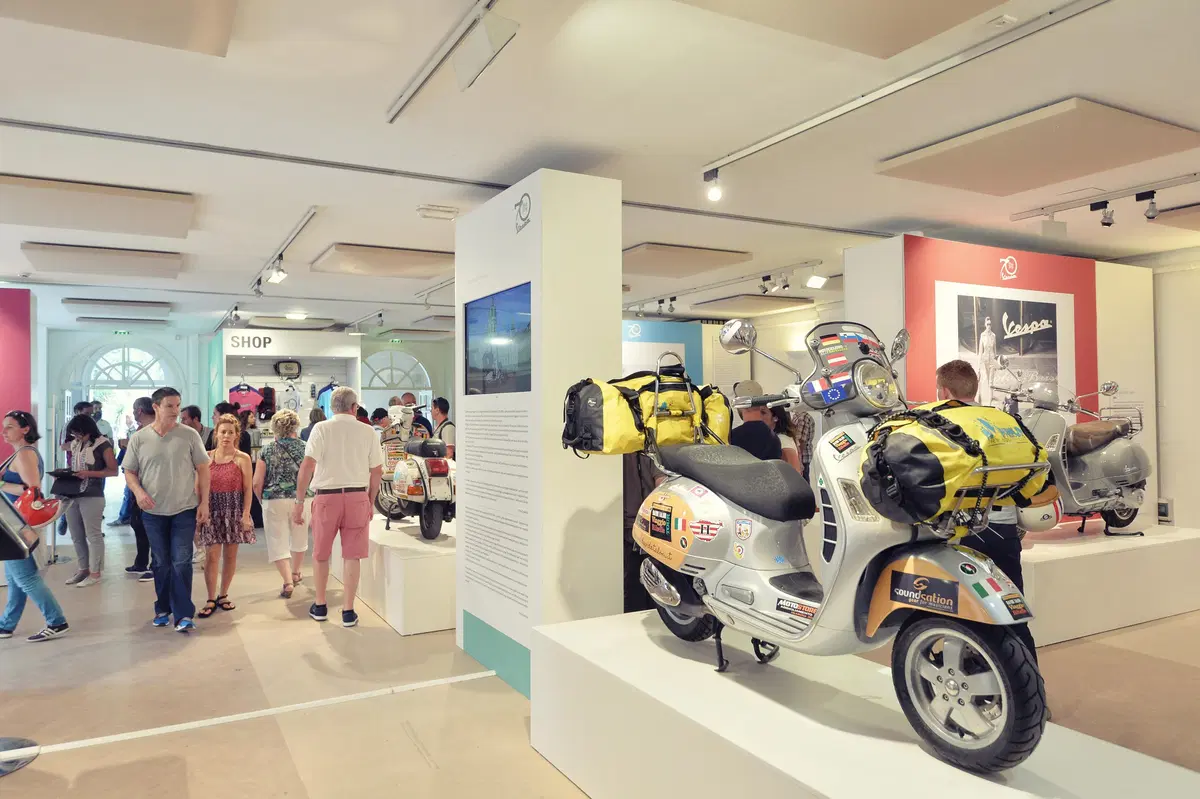 St. Tropez festeggia Vespa con la mostra "70 years young" (7)