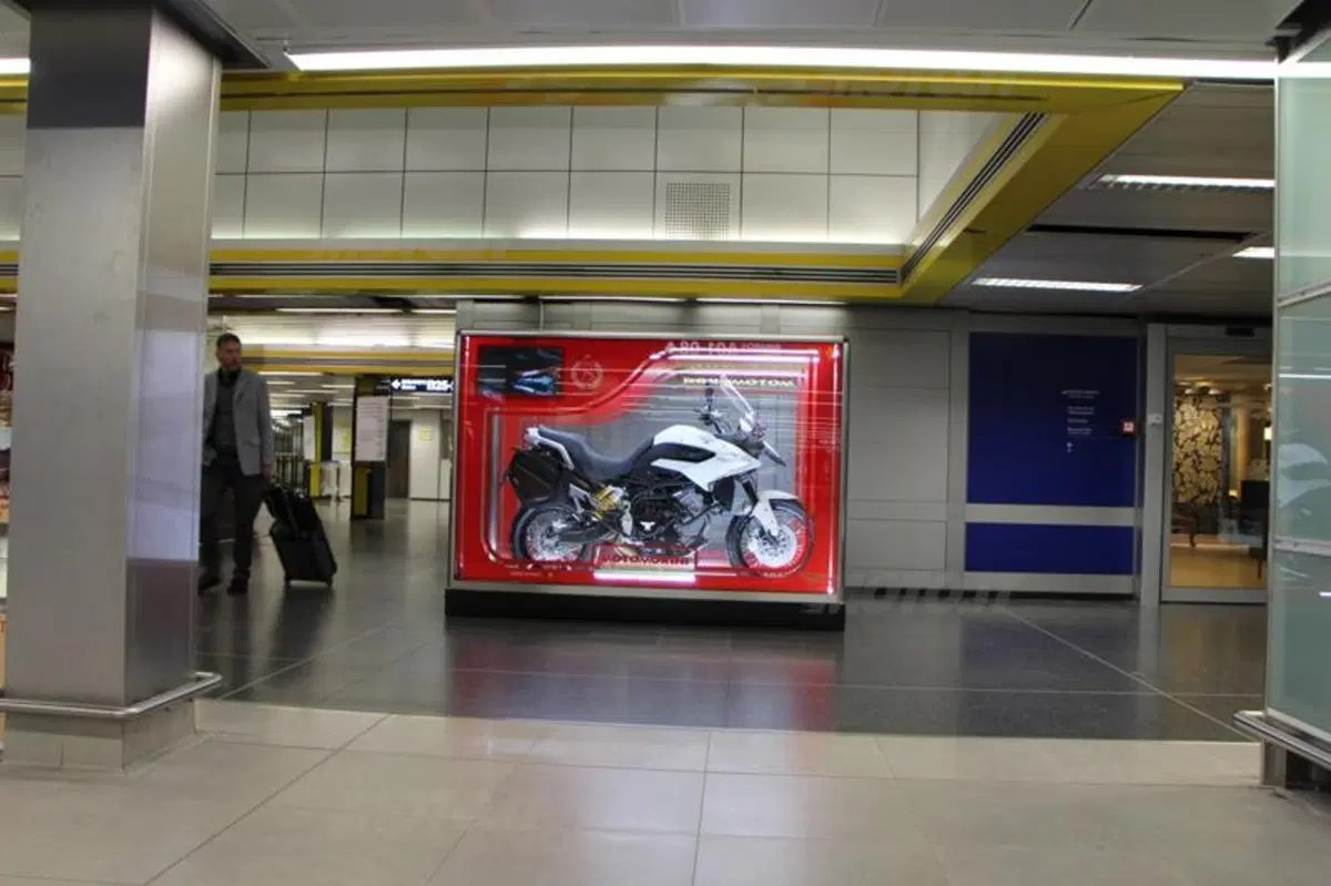 Moto Morini espone il "giocattolo" Granpasso all'aeroporto di Linate (2)