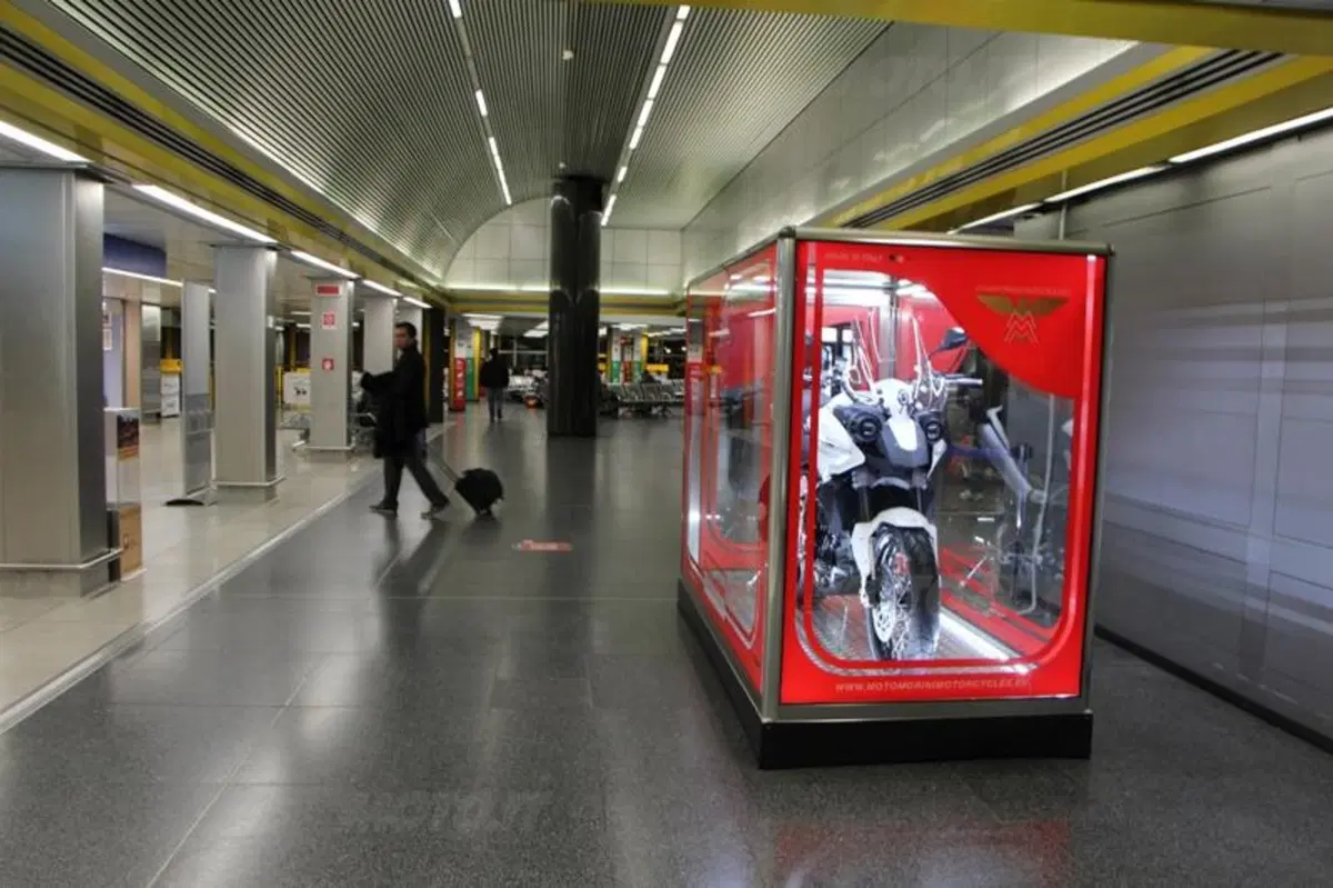 Moto Morini espone il "giocattolo" Granpasso all'aeroporto di Linate (3)