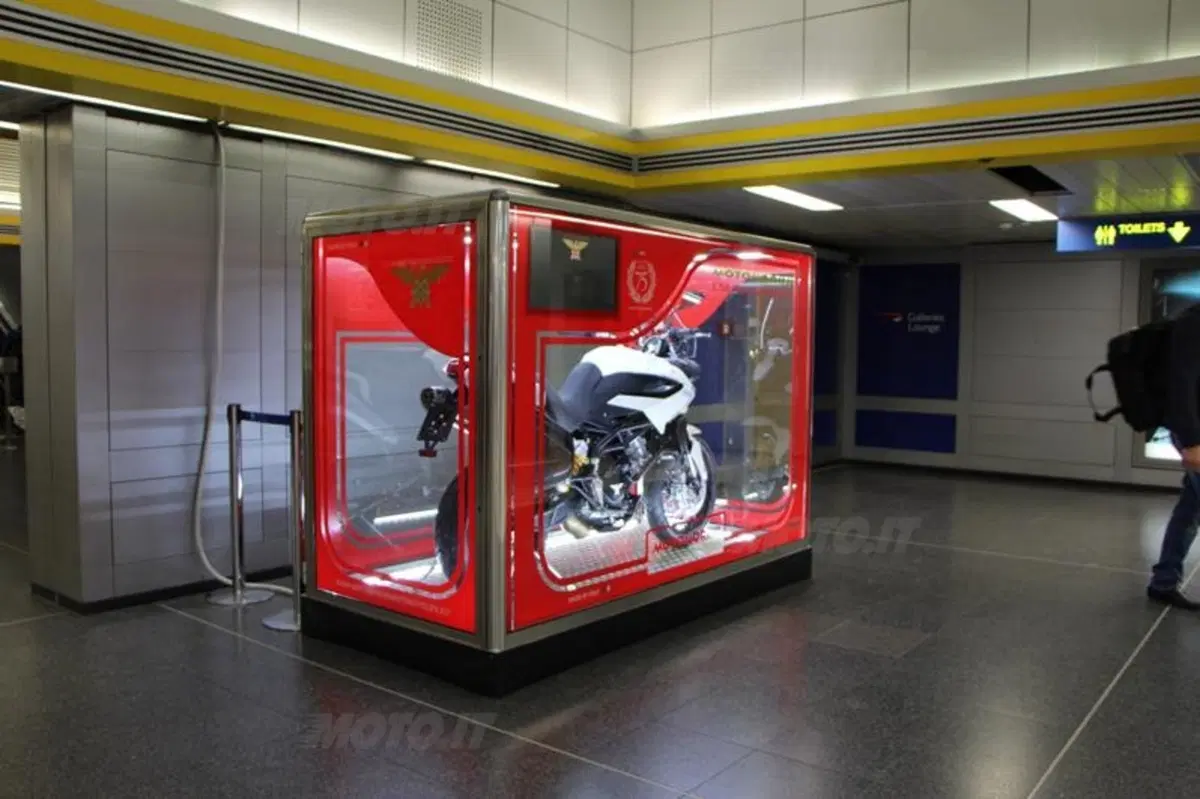 Moto Morini espone il "giocattolo" Granpasso all'aeroporto di Linate (6)