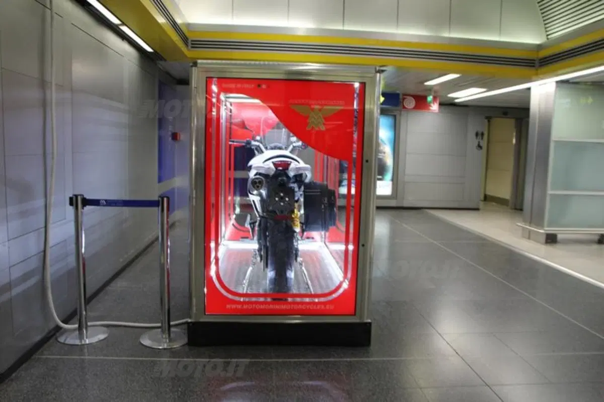 Moto Morini espone il "giocattolo" Granpasso all'aeroporto di Linate (7)