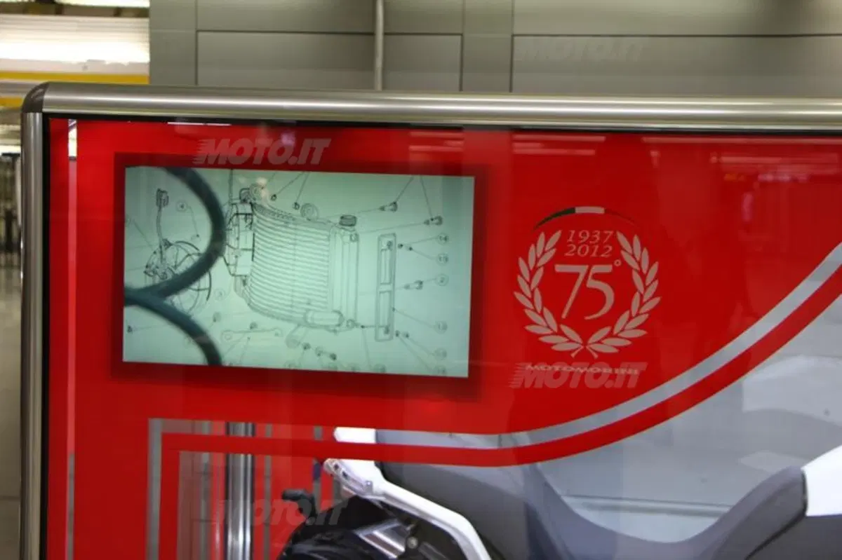 Moto Morini espone il "giocattolo" Granpasso all'aeroporto di Linate (9)