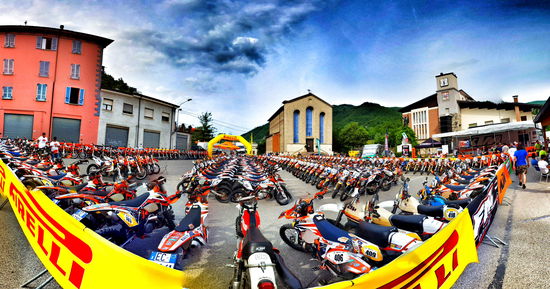 La piazza centrale di Farini durante una recente gara di enduro