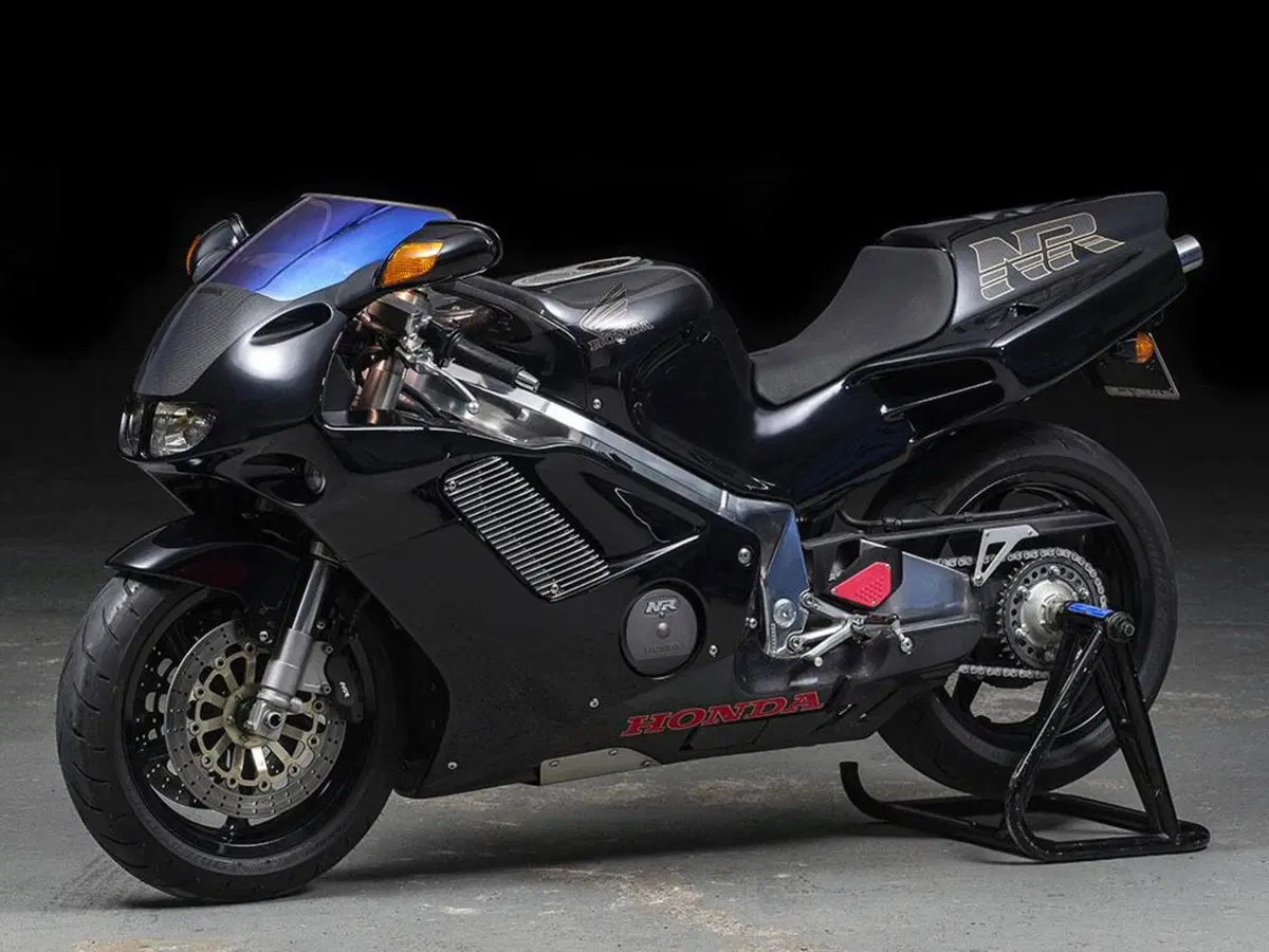 Honda NR 750 Nera? "Rossa, per me, &egrave; molto meglio". Parola di Gix