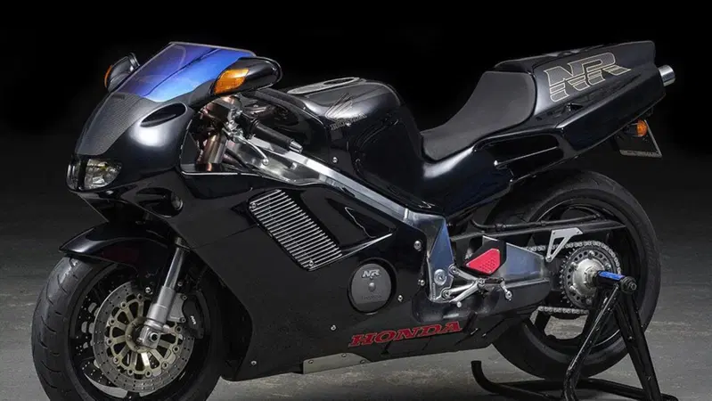 Honda NR 750 Nera? "Rossa, per me, &egrave; molto meglio". Parola di Gix