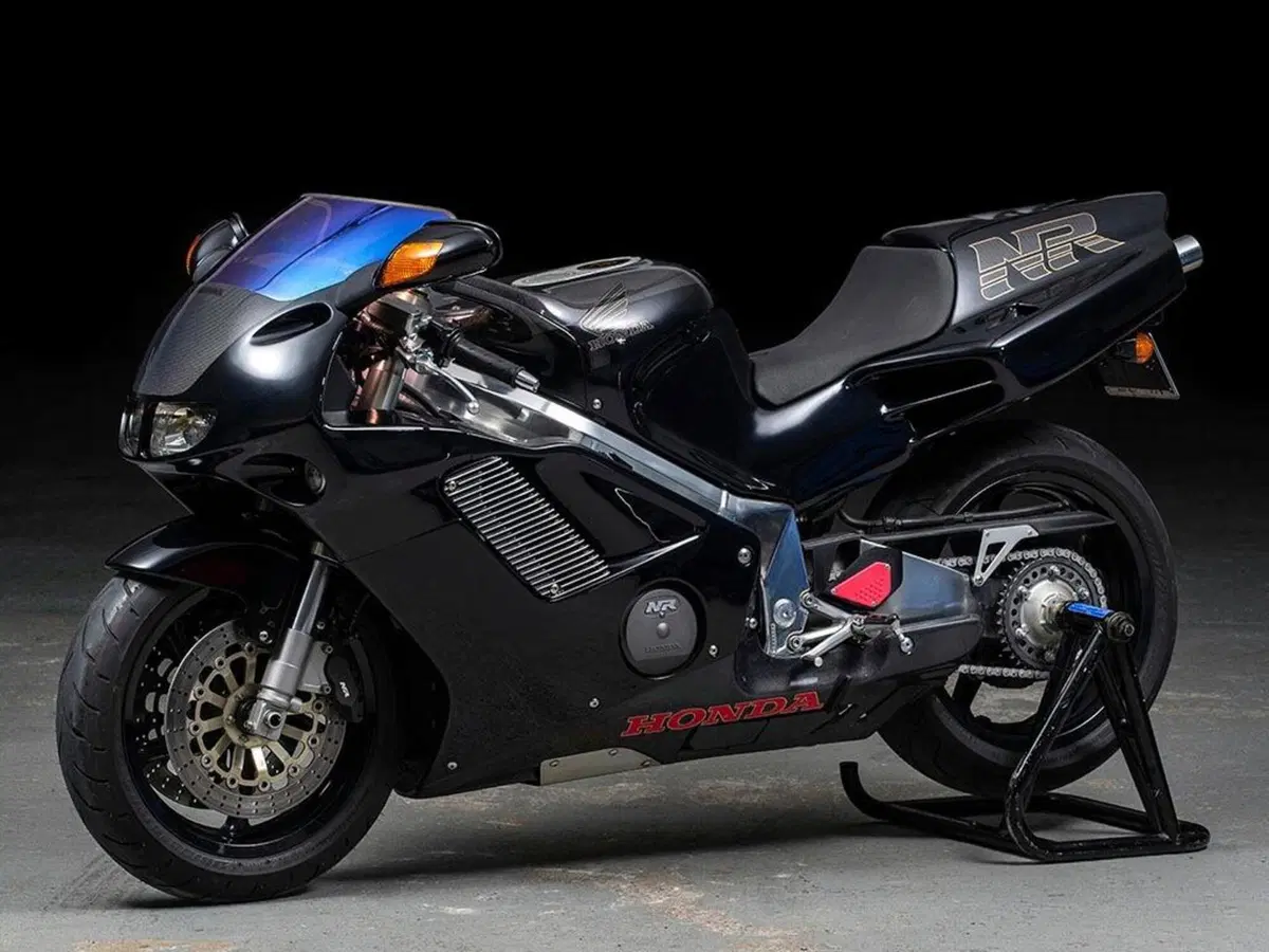 Honda NR 750 Nera? Rossa, per me, è molto meglio