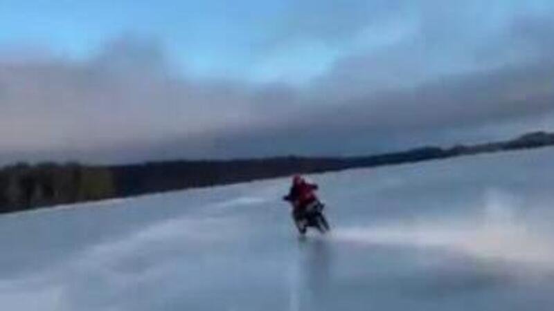 Che numeri in moto sul lago ghiacciato&hellip; Ma era meglio non scendere! [VIDEO VIRALE]