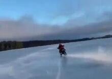 Che numeri in moto sul lago ghiacciato… Ma era meglio non scendere! [VIDEO VIRALE]