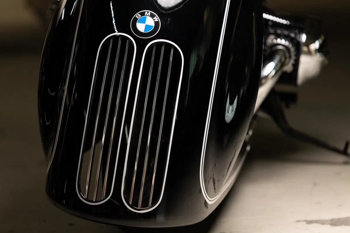 BMW R18 Spirit of Passion by Kingston Customs (14)