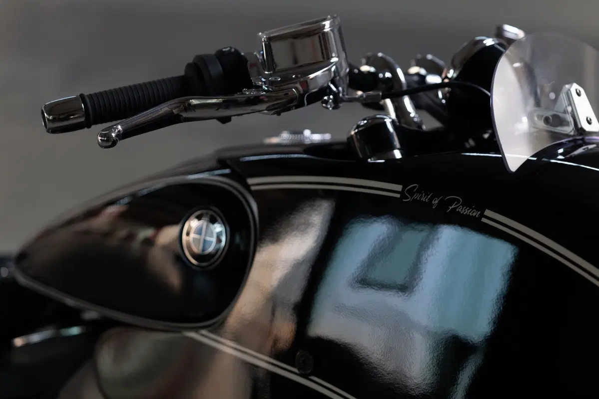 BMW R18 Spirit of Passion by Kingston Customs (17)