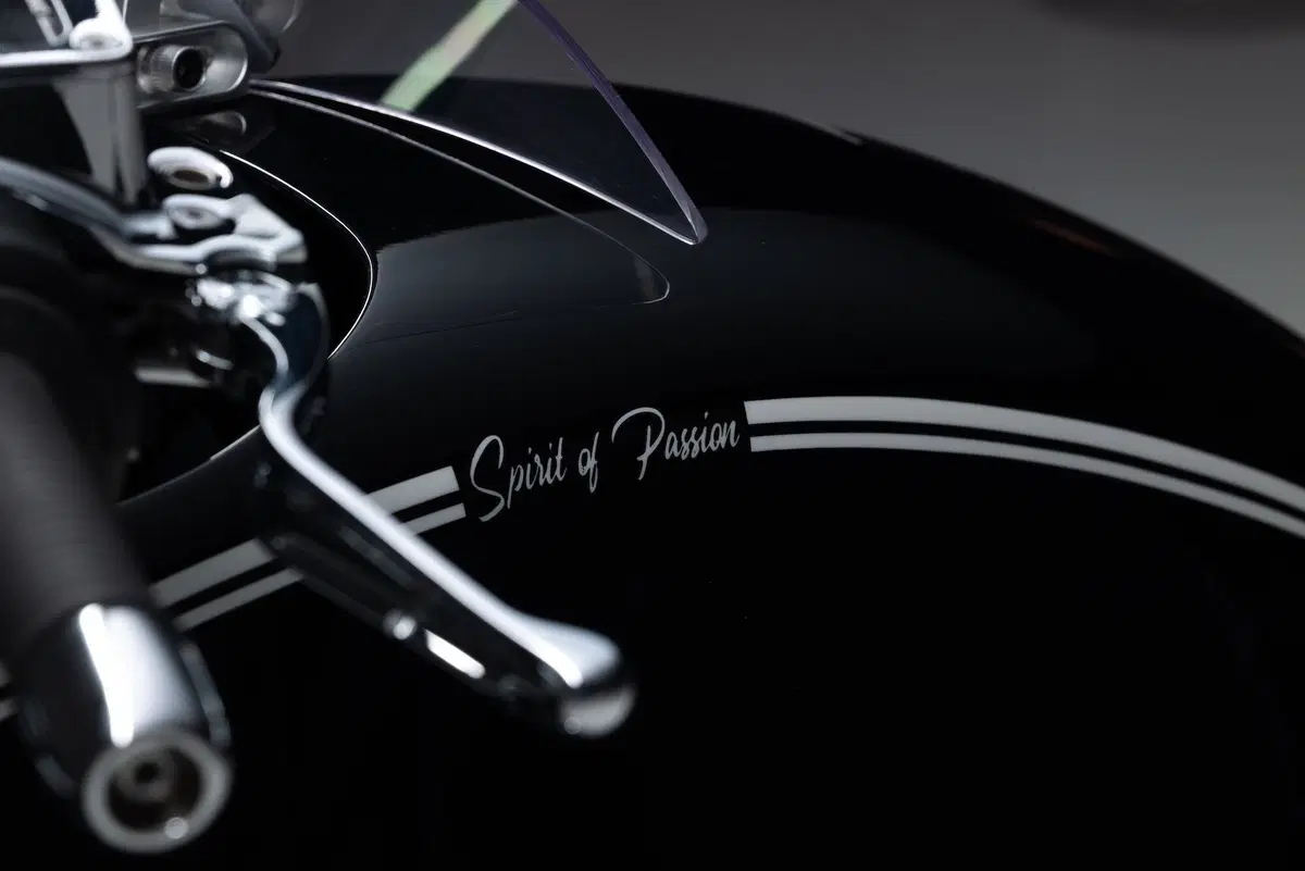 BMW R18 Spirit of Passion by Kingston Customs (21)
