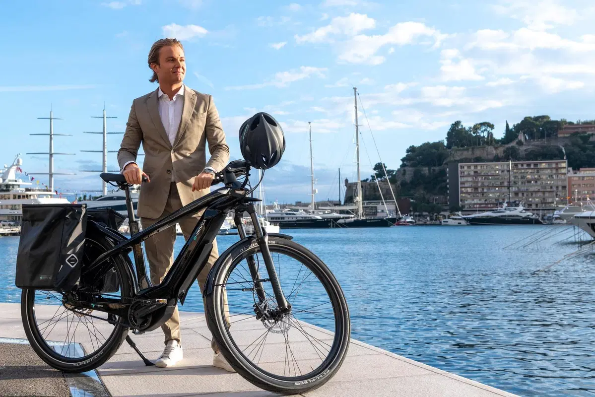 e-Omnia il nuovo progetto eBike di Bianchi che mette in sella Nico Rosberg