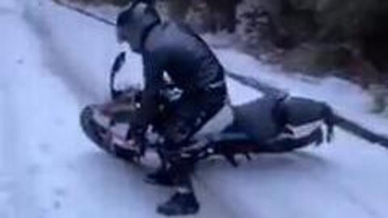 Moto fun: guidare sul ghiaccio &egrave; un problema, ma sciare con la moto &egrave; ancora peggio [VIDEO VIRALE]