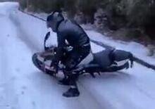 Moto fun: guidare sul ghiaccio è un problema, ma sciare con la moto è ancora peggio [VIDEO VIRALE]