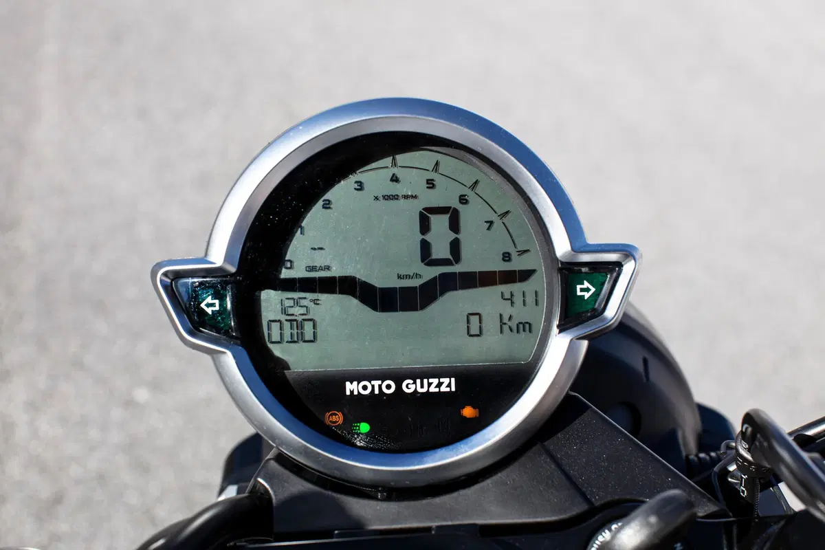 Moto Guzzi V9 V9 Bobber Centenario (2021 - 22) (7)