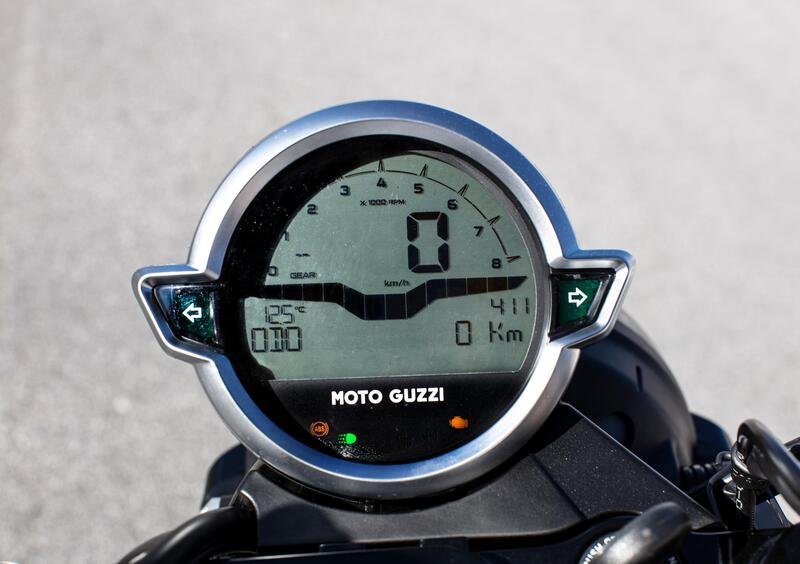 Moto Guzzi V9 V9 Bobber Centenario (2021 - 22) (7)