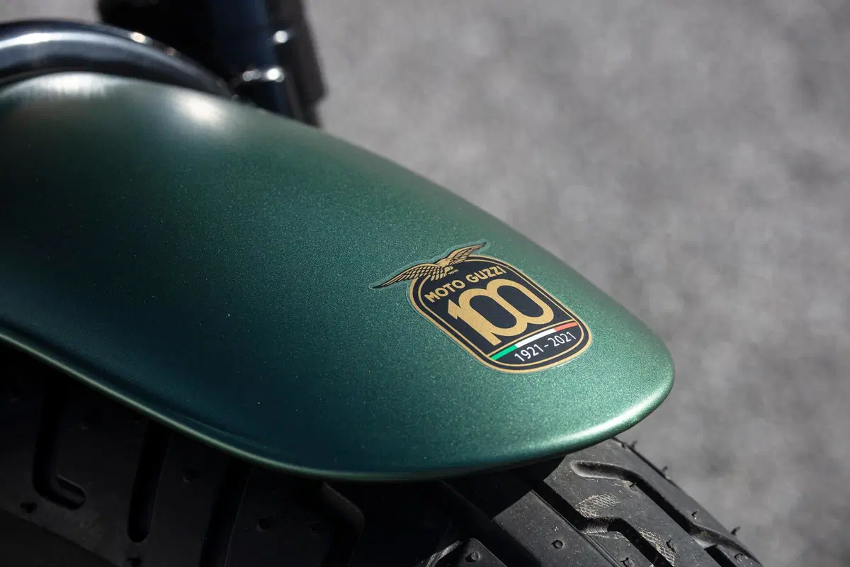 Moto Guzzi V9 V9 Bobber Centenario (2021 - 22) (9)