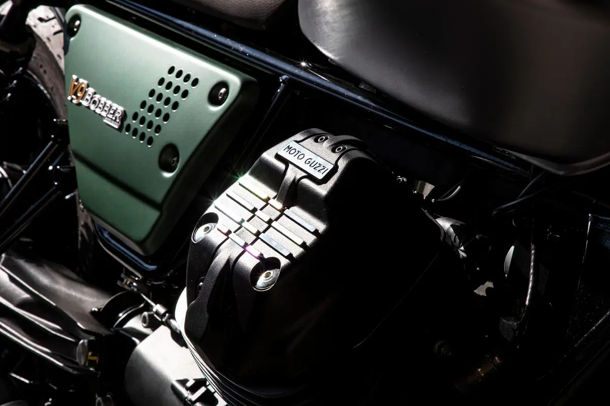 Moto Guzzi V9 V9 Bobber Centenario (2021 - 22) (11)
