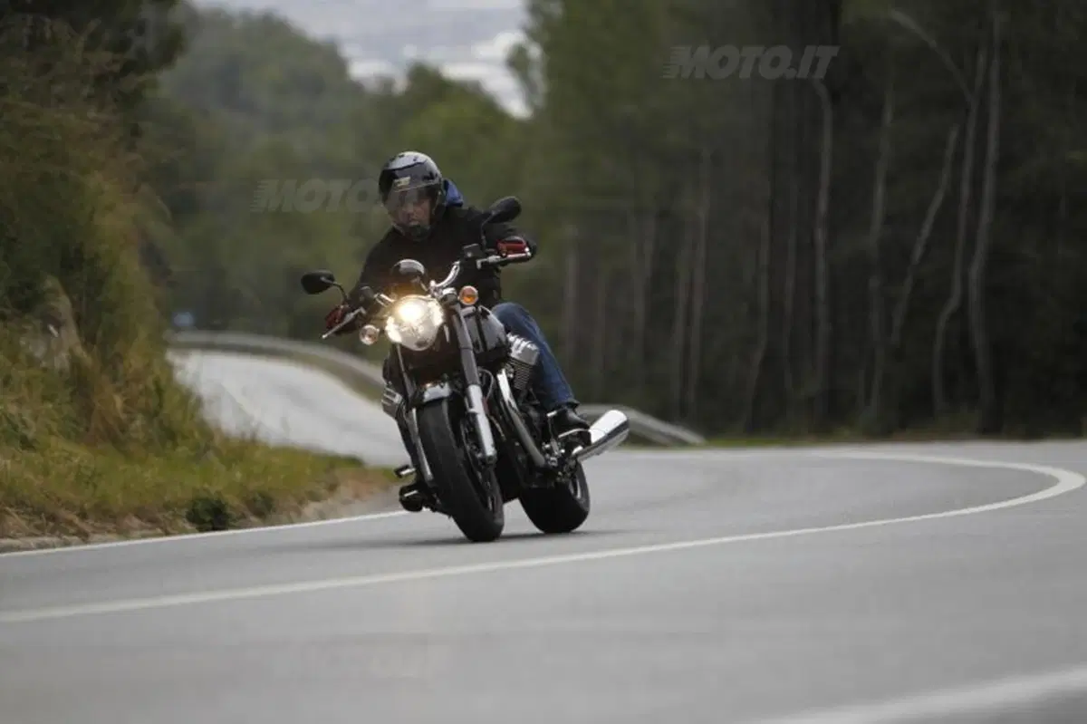 Moto Guzzi California Custom 1400 (10)