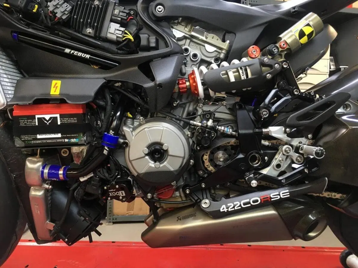 Ducati Panigale 442Corse. Guerra al peso dalla Svizzera (8)